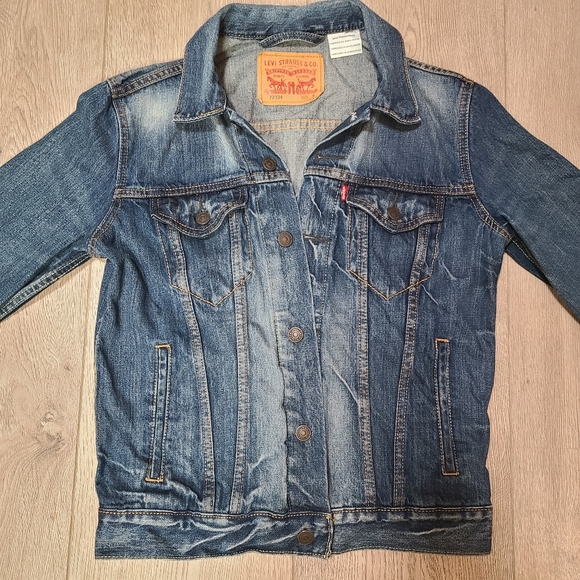 Levi's Classic Denim Trucker Jacket - Picture 3 of 7